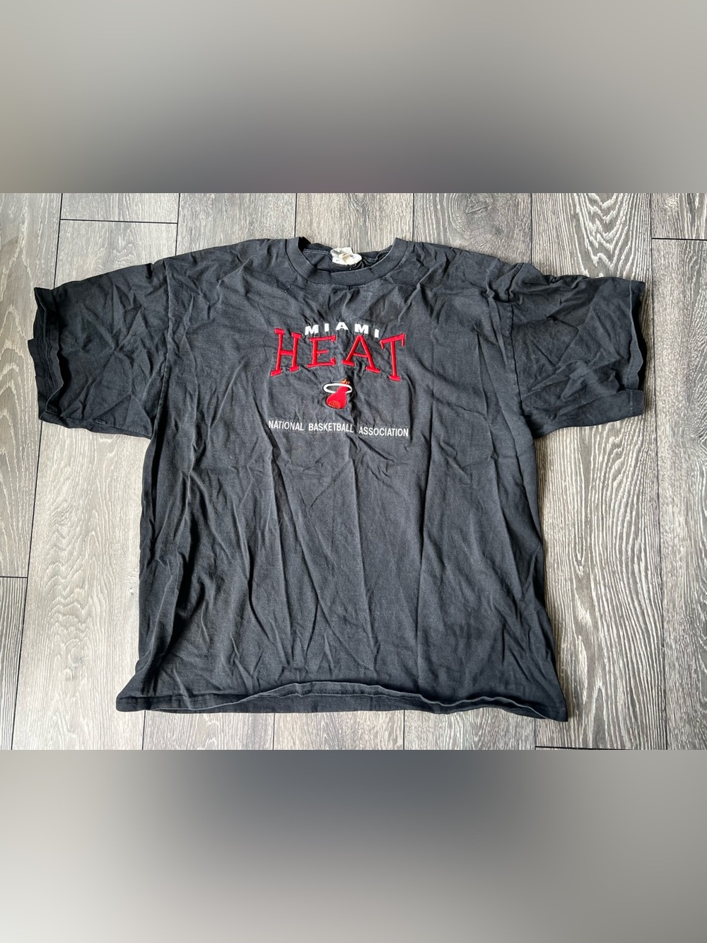 Logo Athletic Miami Heat NBA T-Shirt in Black & Red
